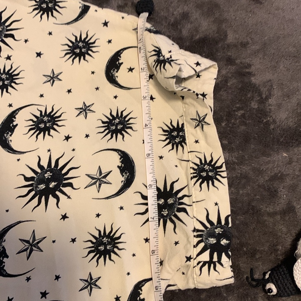 Hot Topic celestial Sun and Moon Button-Down crop Shirt - Black and cream - Picture 9 of 10